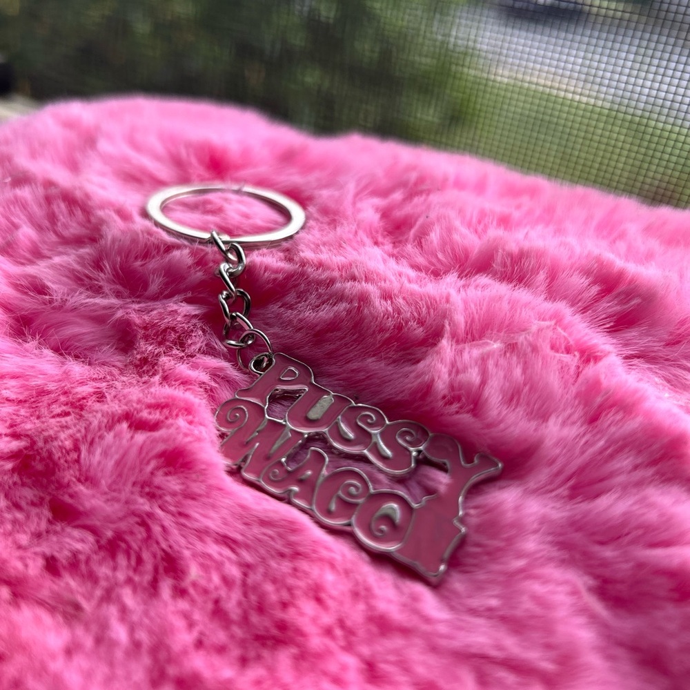 🆕 | Y2K P***SY WAGON KEYCHAIN🪩